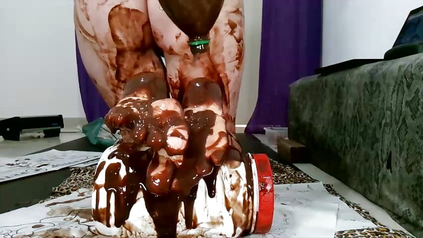 Fußfetisch - den Fuß mit schokolade wichsen