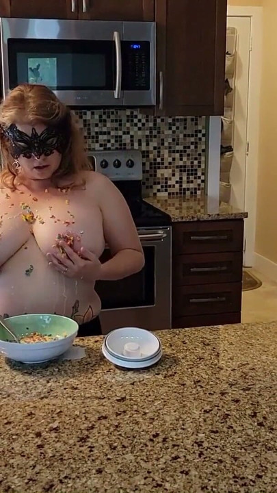 지저분한 지저분한 Sploshing With Some Fruity Pebbles | Clip 1