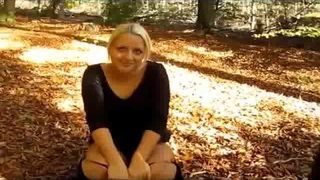 Blondine pinkelt im Wald