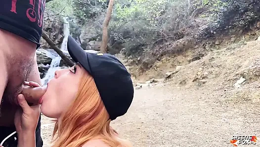 Geiles mädchen bläst und hatte riskanten sex in der natur