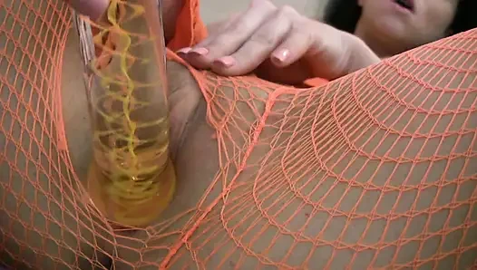 Горячая тинка в чулках-сеточках играет со своим вибратором