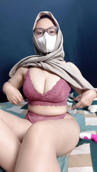 Beautiful chick with a hot body masturbates to satisfaction
