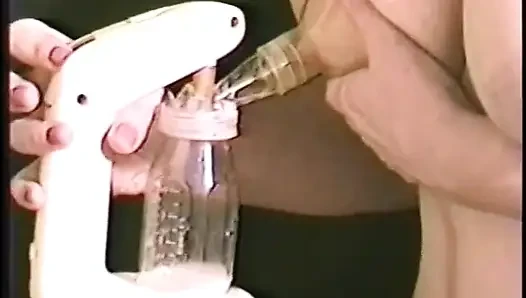 Ateşli kız süt fışkırtmak için büyük meme uçlarını sıkıyor