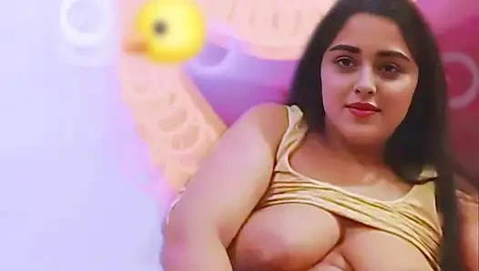 Индийская девушка дези пальцами и показывает свои сиськи на What'saupp видео вызов, вирусное ММС видео