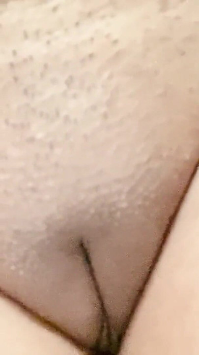 لحظة آسرة من "كس فتاة جامعية ديسي يحلق"