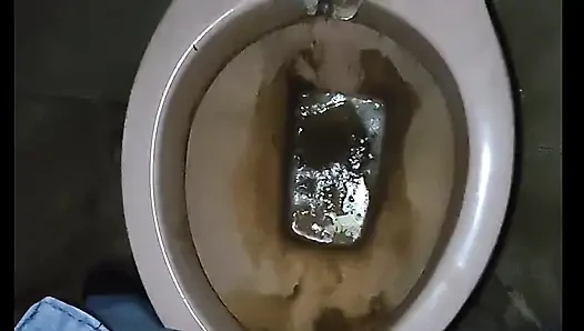 Masturbieren in der toilette und großer cumshot