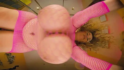 Tante seksi dengan toket besar lagi goyangin wajahmu