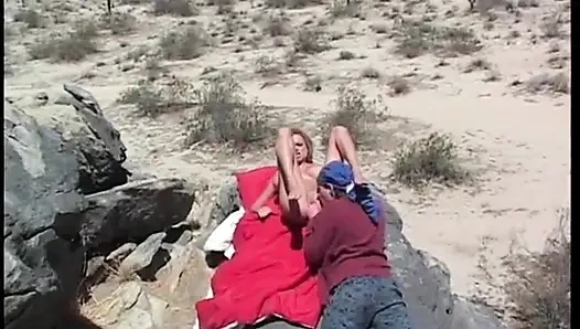 Big boobs blonde pussy fucking fingering in deserto