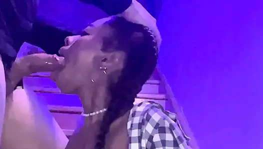 Üvey kız kardeşimi swinger kulübü terzilerinde sevişiyorum