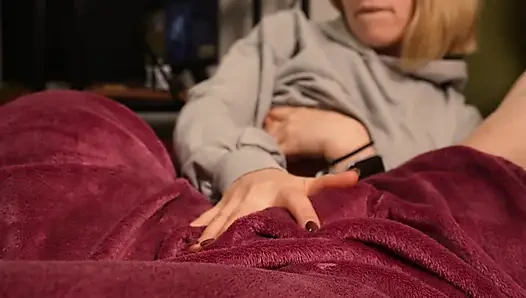 Birlikte televizyon izlemek erken ve tamamen mahvolmuş bir orgazmla elle muameleye dönüştü