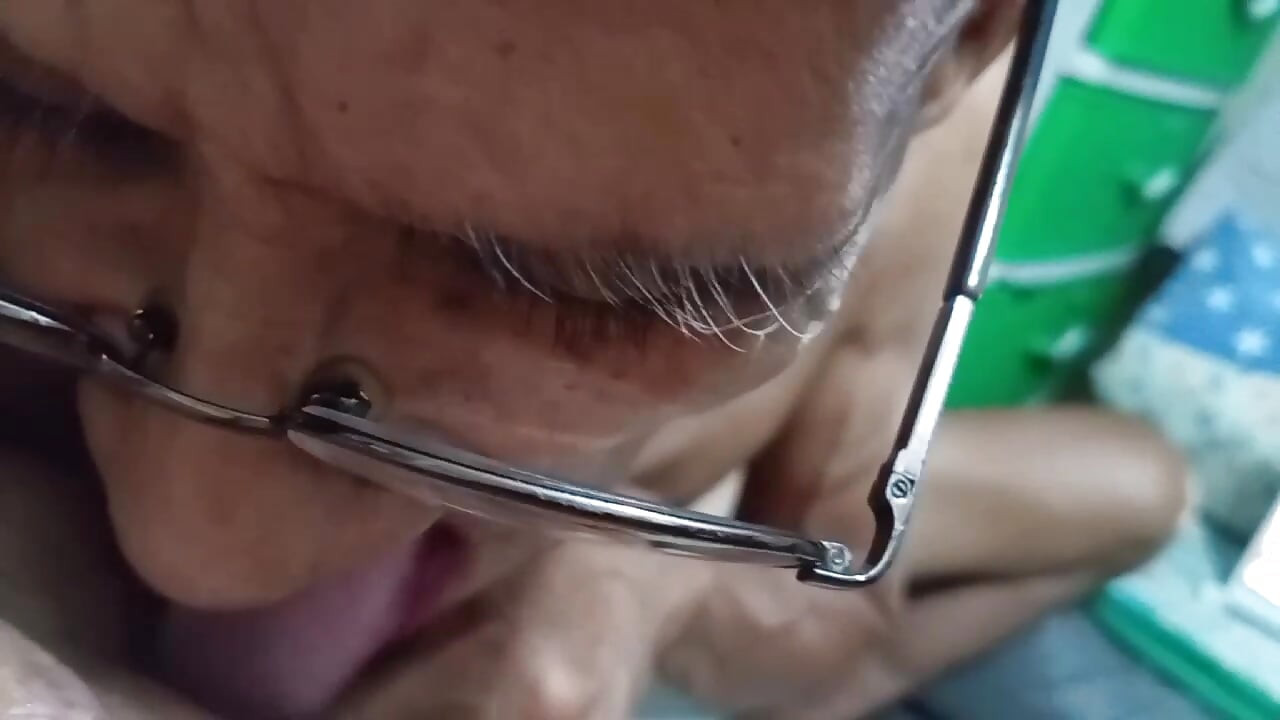 Menjilat pepeknya yang cantik