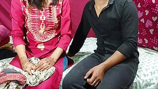 Indijska seoska žena iz hostela vara muža i dečka