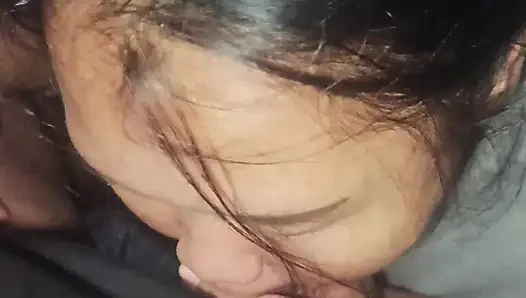 Her yerde yarağı emiyor ve ağzından çıkıyor