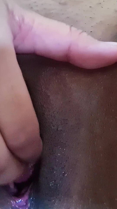 Filipinka milfa fingeruje svoju pičku