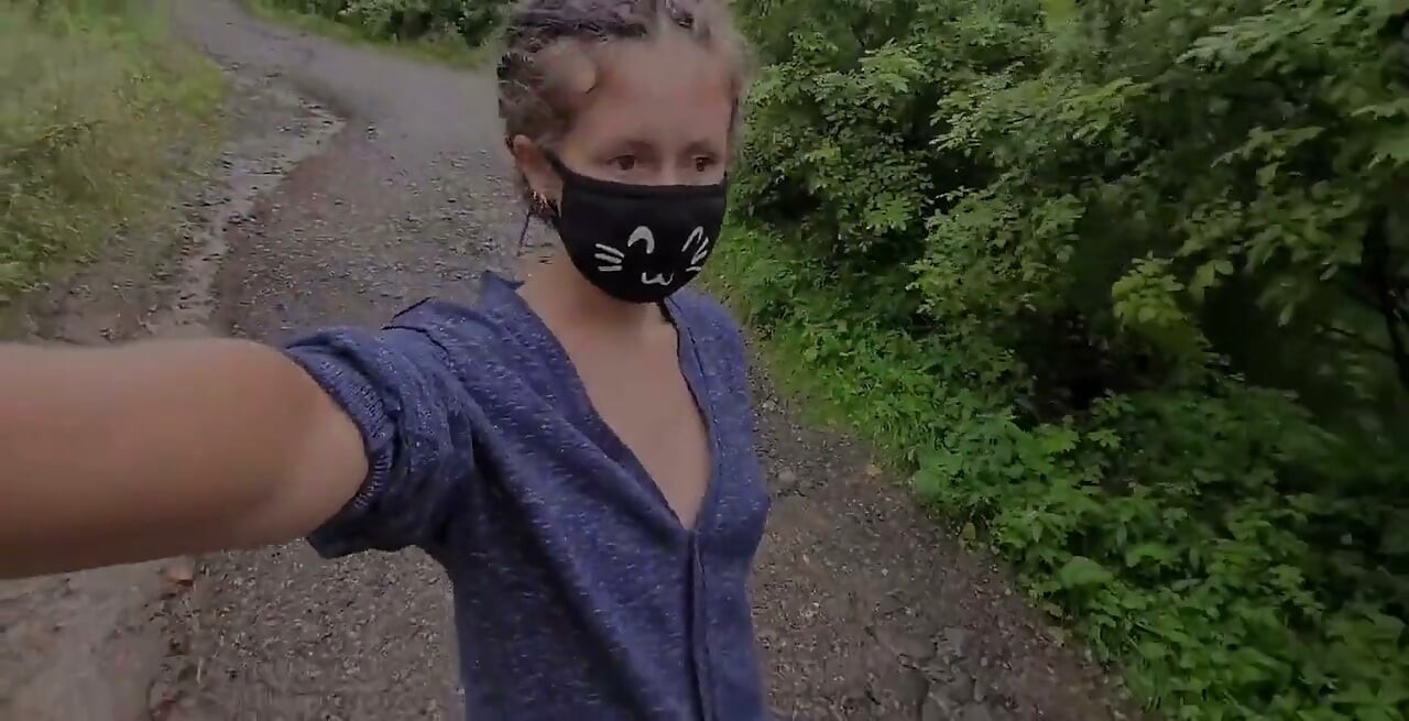 J'ai décidé de me promener et de filmer une vidéo pour toi. Bien sûr qu'une petite pluie ne m'a pas arrêté !