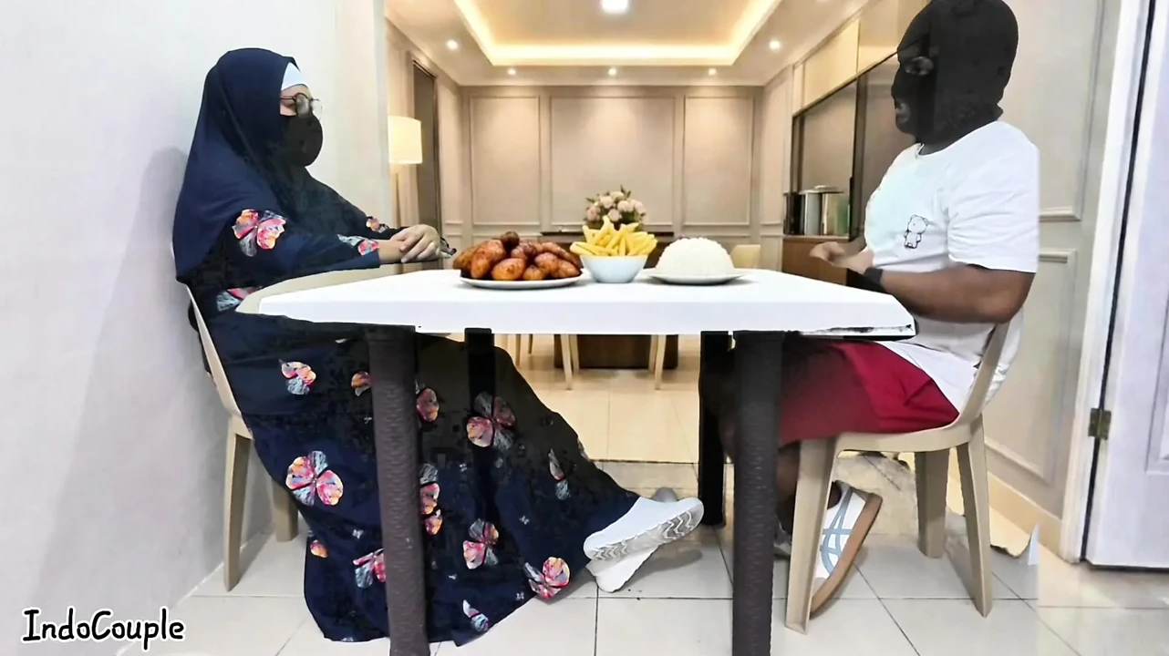 Guru Sekolah Hijab Muslim Pergi Untuk Kencan Dengan Bintang