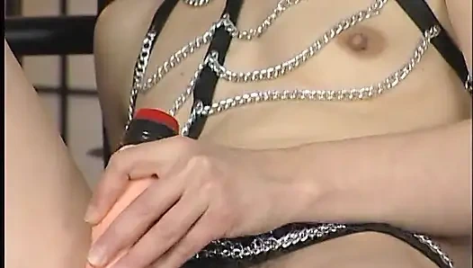 Schlampe von ihrem dom auf dem tisch benutzt