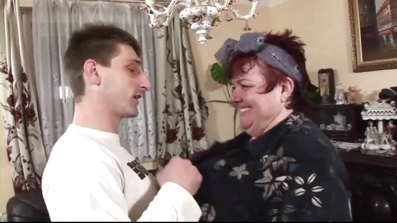 MILF gemuk berambut merah berkongkek