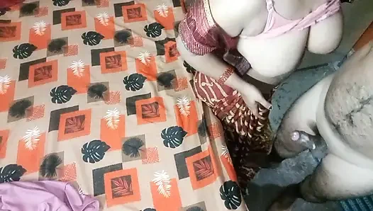 Sehr schönes indisches bhabhi in rotem sari