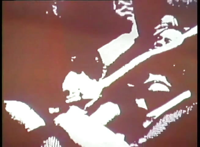 Pizdă futută în patru cu un vibrator care se joacă într-un pat