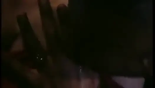 Siyah adam sıkı beyaz deliklerini sikiyor