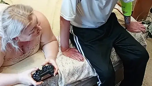 Cowok ini menyela permainan tetangganya di konsol, ngentot memeknya habis-habisan sampai crot di dalam