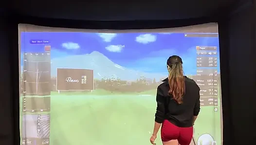 Aku lagi asik main golf di simulator! Berusaha untuk tidak muncrat saat aku bertukar pasangan!