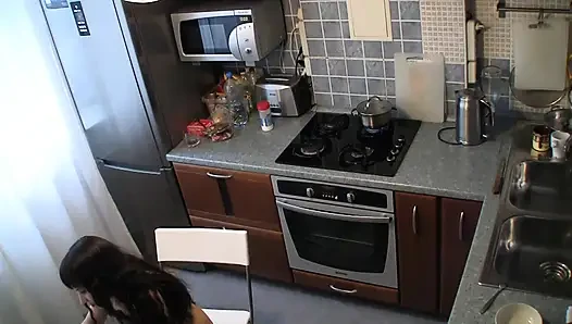 Çıplak orta yaşlı seksi kadın mutfakta bir şeyler pişiriyor