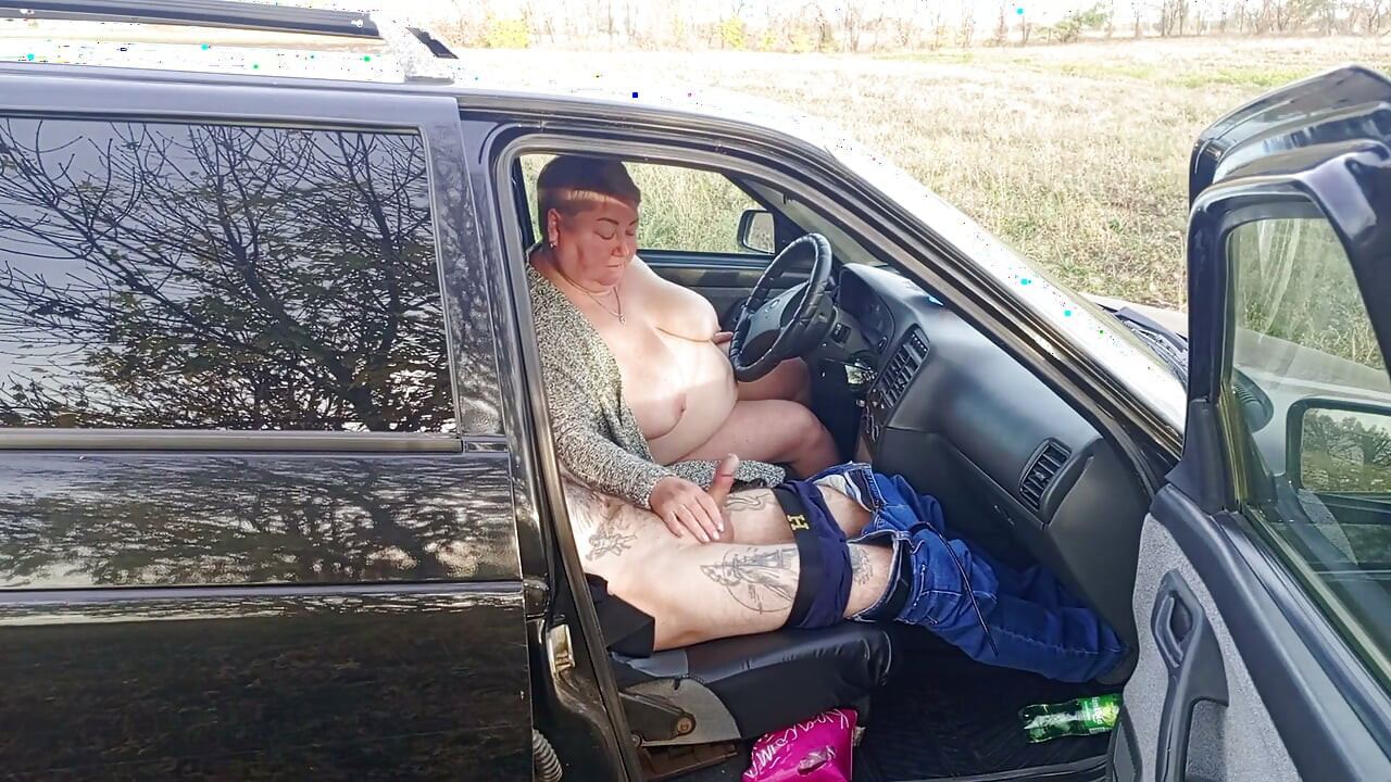 Дрочу хуй в машине на природе