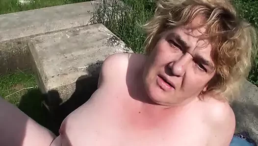 Büyük memeli sarışın kıllı amcık orta yaşlı seksi kadın genç yarağı ağzında amında seviyor