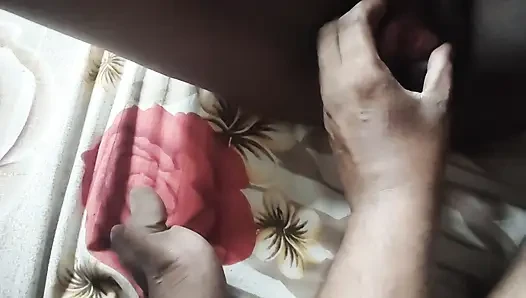 Apni bhabhi ko maine chut phailakar chut me ungli kiya