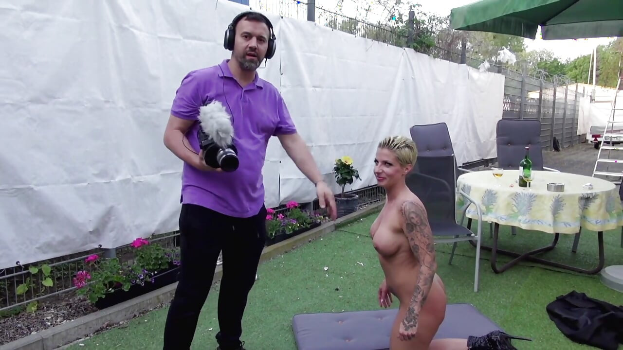 Une blonde à gros cul se fait arroser sur son joli visage dans la nature