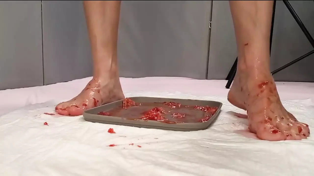 Gažem jagode stopalima i piškim u njima