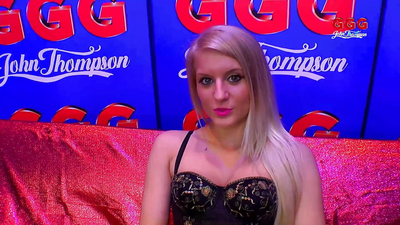 Blonde Bombe Anna Will Beim Casting Auf Der Couch Schlucken