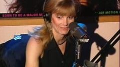 Howard Stern beija e massageia a bunda de Gretchen Becker (atriz)