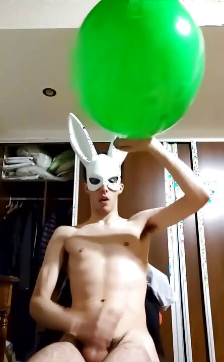 Bunny Looner suge baloane mari în timp ce se masturbează pe Stream