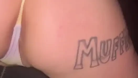 Gestopfte Muffins Spielen Mit Ihrer Nassen Muschi