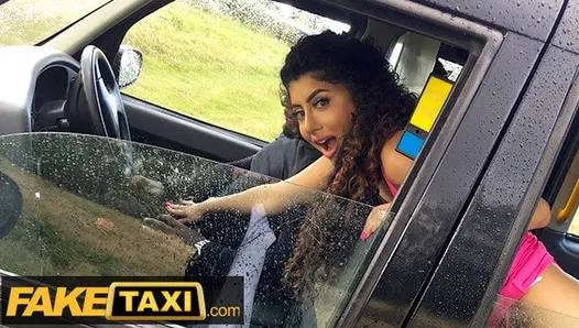 Фейковое такси, азиатка Marina Maya получает вкус большого черного члена