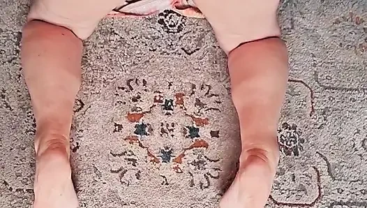 Dewasa seksi melebarkan pipinya, memeknya yang menganga lebar