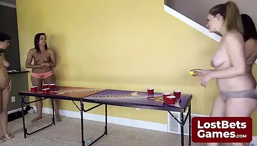 Ein gewagter Strip Air Pong-Move lässt den Schuss eines Gegners wild werden