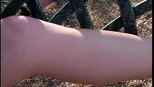 Güzel memeli azgın sarışın kadın etli amcığını sikiyor ve sonra parka dildo sokuyor