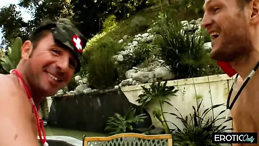 Kızıl saçlı domalıyor ve sert domaltarak sikiliyor