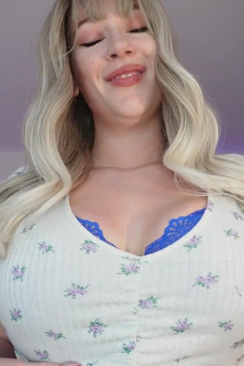 Orta yaşlı seksi kadın meme bağımlılığını büyüledi