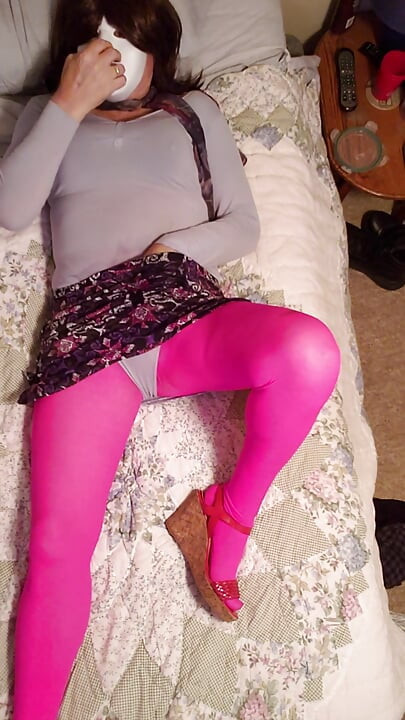 Gej Crossdresser zadirkuje u ulju, najlonkama, trikou i suknji. Nauljim se, masturbiram, sondujem kurac i svršavam.