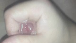 Le sperme gicle de mon pénis bien que je sens le goût de mon sperme