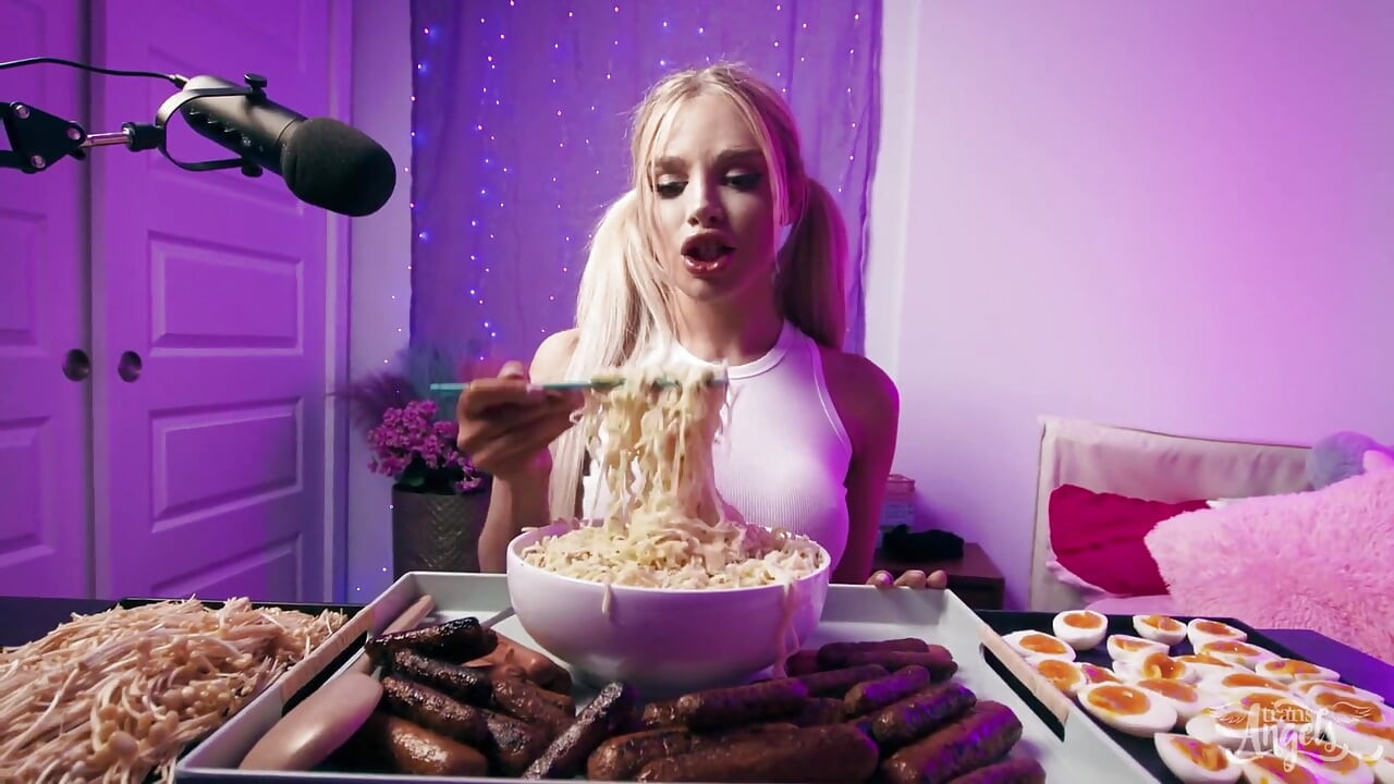 Mukbang hottie är hungrig efter kuk