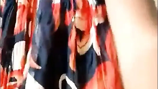 Schwarze Schlampe streichelt ihre geile Muschi gut