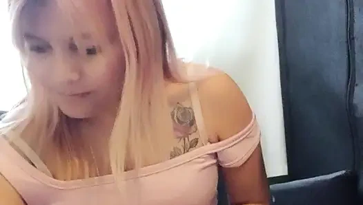 Aku datang dari pernikahan yang sangat panas