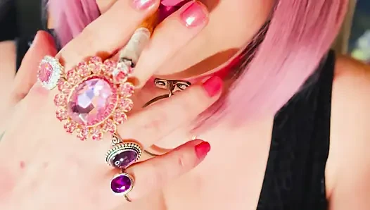 Si perokok inggris imut tina snua lagi asik merokok - oMI OME snap inhales dangle