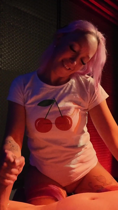 الكرز تستمتع بلعب دور العبد